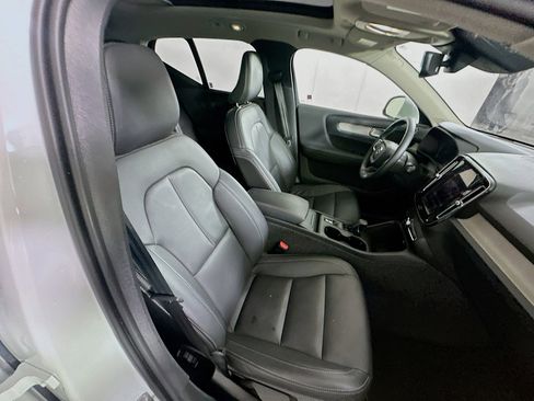 Used 2025 Volvo XC40 B5 Core image 31
