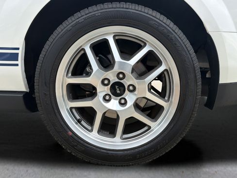 Used 2009 Ford Mustang Shelby GT500 RWD image 22