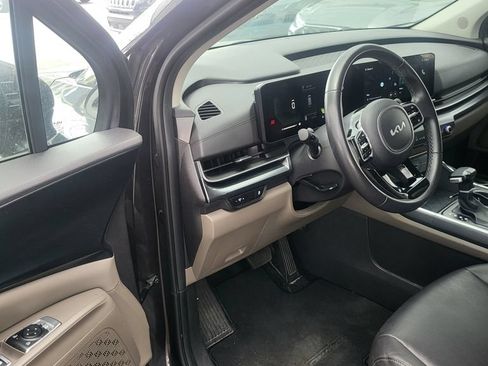 Used 2025 Kia Carnival FWD image 3