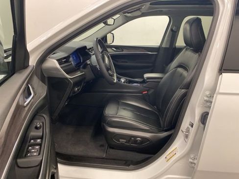 Used 2023 Jeep Grand Cherokee Limited w/ Black Appearance Package image 9