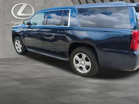 Used 2018 Chevrolet Suburban LT w/ Luxury Package AWD/4WD image 2