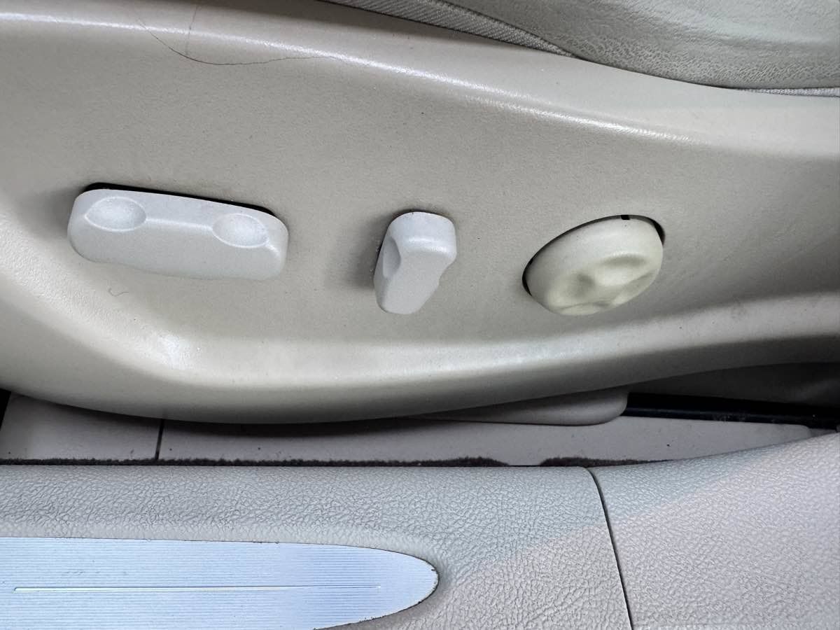 Used 2008 Buick Lucerne CXS FWD image 36