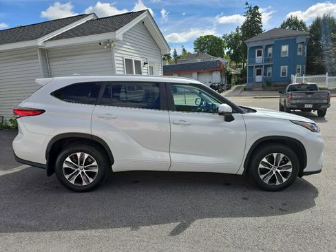 Used 2023 Toyota Highlander XLE image 4
