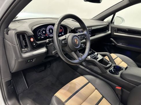Certified 2025 Porsche Cayenne image 4