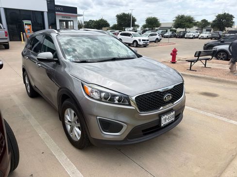 Used 2017 Kia Sorento FWD w/ LX Convenience Package image 3