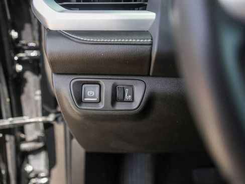 Used 2022 GMC Acadia SLE w/ Driver Convenience Package FWD image 18