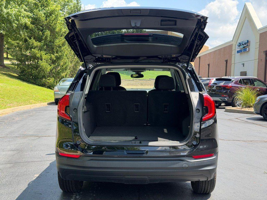 Used 2022 GMC Terrain SLE w/ Driver Convenience Package FWD image 4