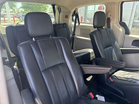 Used 2013 Chrysler Town & Country Touring FWD image 10