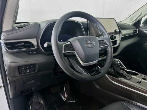 Used 2024 Toyota Highlander Platinum AWD/4WD image 9