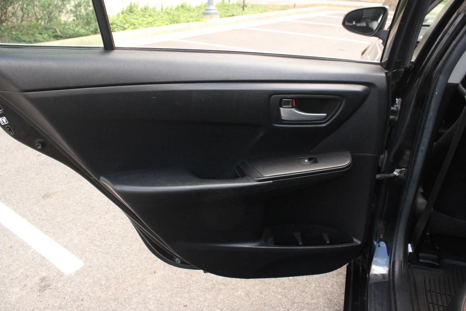 Used 2015 Toyota Camry SE FWD image 19