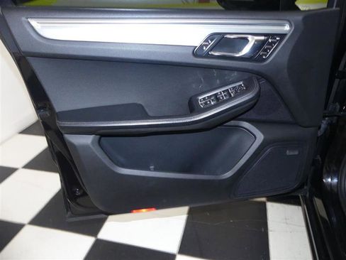Used 2018 Porsche Macan Turbo image 23