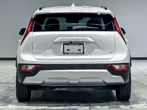Used 2023 Kia Niro EX image 9
