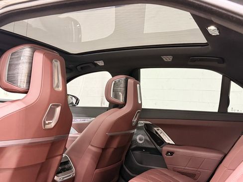 Used 2024 BMW i7 xDrive60 image 39