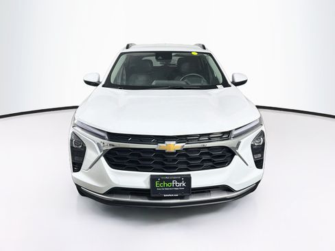 Used 2025 Chevrolet Trax LT w/ LT Convenience Package FWD image 2
