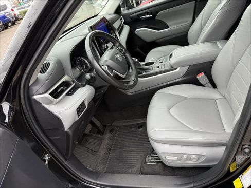Certified 2023 Toyota Highlander XLE image 12