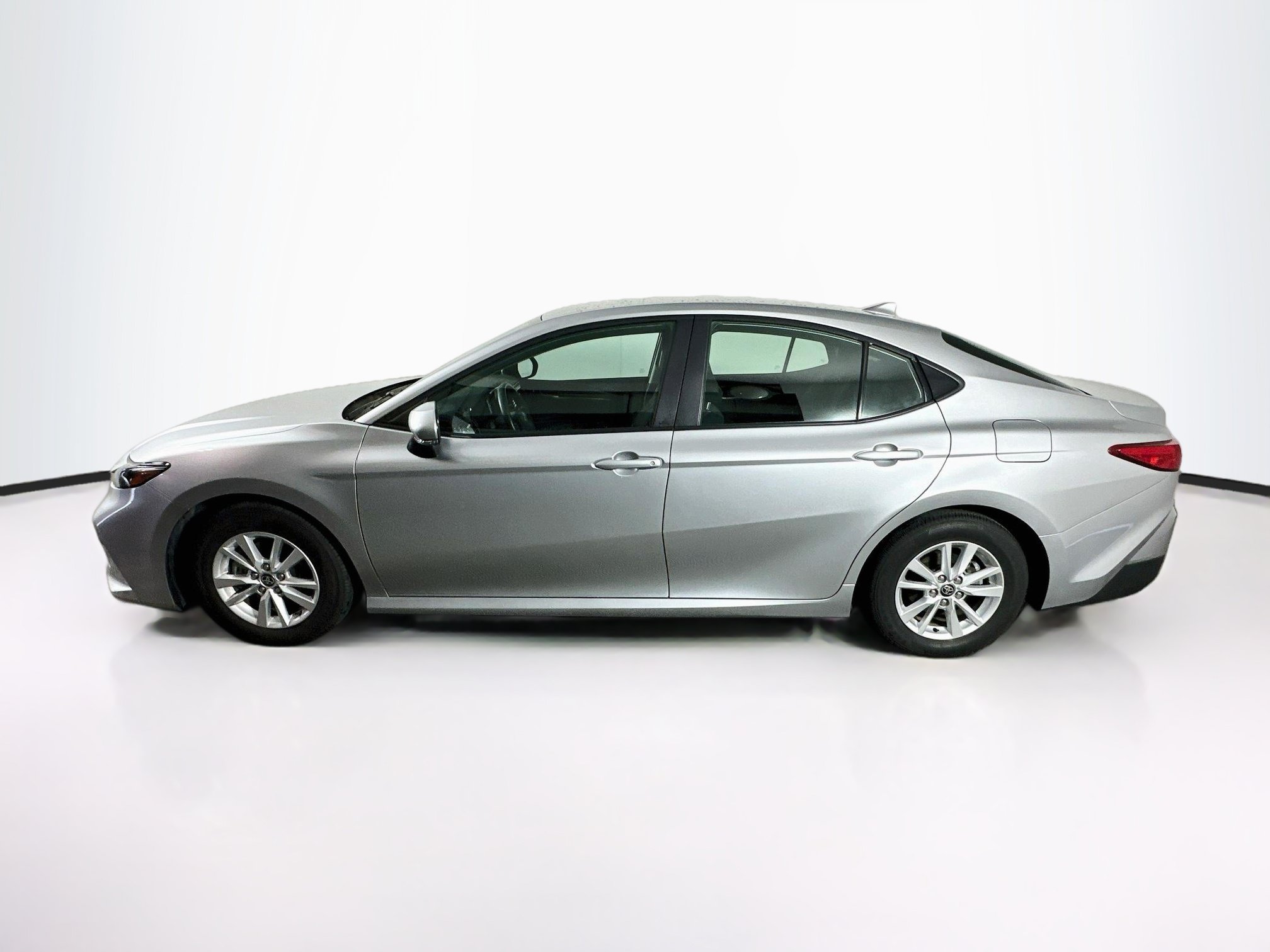 Used 2025 Toyota Camry LE FWD image 4