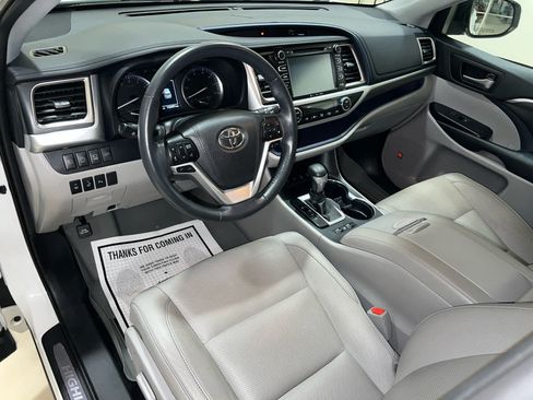 Used 2019 Toyota Highlander Limited Platinum w/ Carpet Mat Package (TMS) AWD/4WD image 18