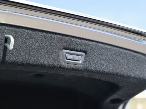 Used 2023 BMW 740i w/ Luxury Rear Seating Package RWD image 41