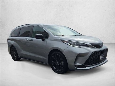 Used 2021 Toyota Sienna XSE image 3