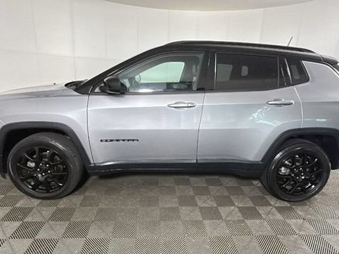 Used 2022 Jeep Compass Latitude w/ Sun and Sound Group AWD/4WD image 5