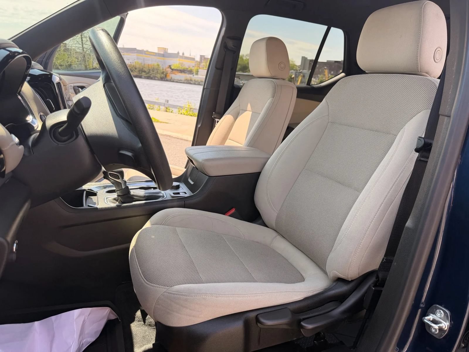 Used 2022 Chevrolet Traverse LS FWD image 14