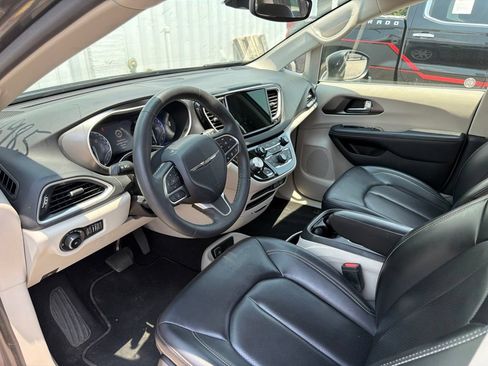 Used 2023 Chrysler Pacifica Touring-L FWD image 20