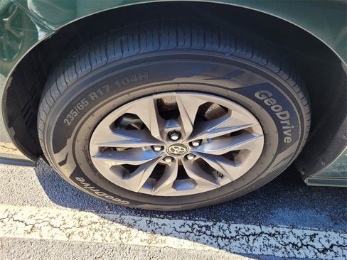 Used 2021 Toyota Sienna XLE image 4