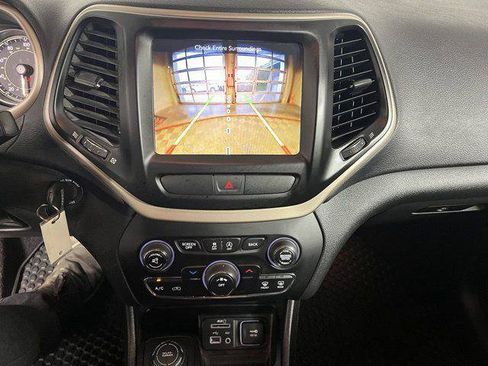 Certified 2017 Jeep Cherokee Latitude w/ Cold Weather Group AWD/4WD image 20