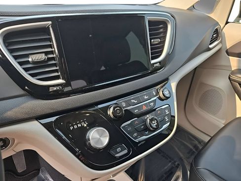 Used 2023 Chrysler Pacifica Touring-L FWD image 13