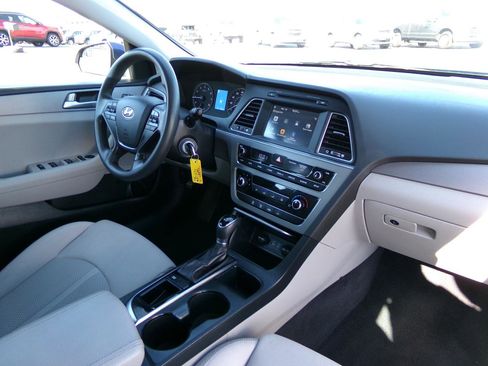 Used 2017 Hyundai Sonata SE w/ Winter Weather Package image 25