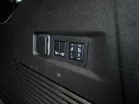 Used 2024 GMC Yukon XL SLT image 6