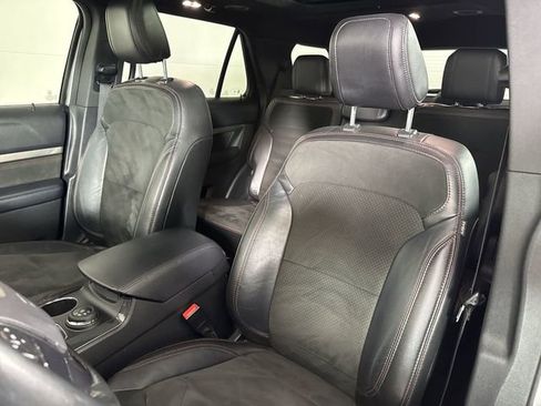 Used 2018 Ford Explorer XLT w/ Equipment Group 202A image 18