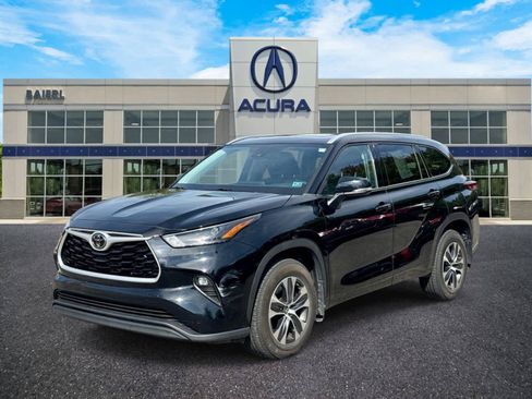Used 2022 Toyota Highlander XLE AWD/4WD image 1