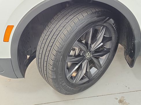 Certified 2022 Volkswagen Tiguan SE image 31
