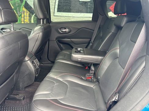 Used 2019 Jeep Cherokee Trailhawk AWD/4WD image 24