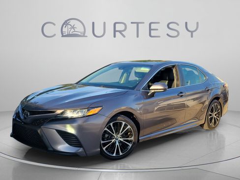 Used 2018 Toyota Camry SE FWD image 1