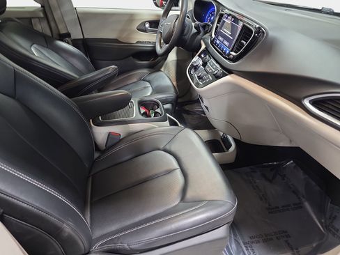 Used 2024 Chrysler Pacifica Touring-L FWD image 10