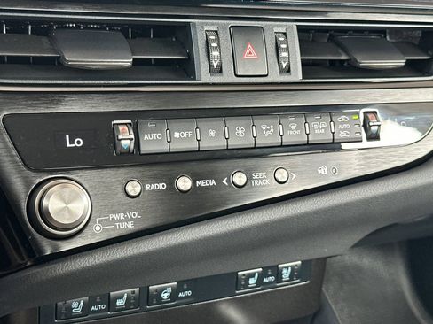 Used 2025 Lexus ES 300h w/ Premium Package FWD image 16