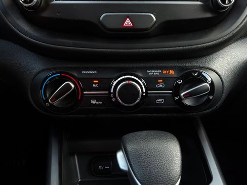 Used 2025 Kia Soul LX w/ LX Technology Package FWD image 24