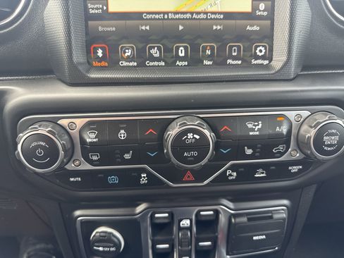 Used 2021 Jeep Wrangler Unlimited Sahara AWD/4WD image 19