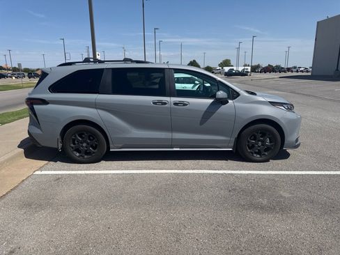 Used 2025 Toyota Sienna XLE Woodland Edition AWD/4WD image 3