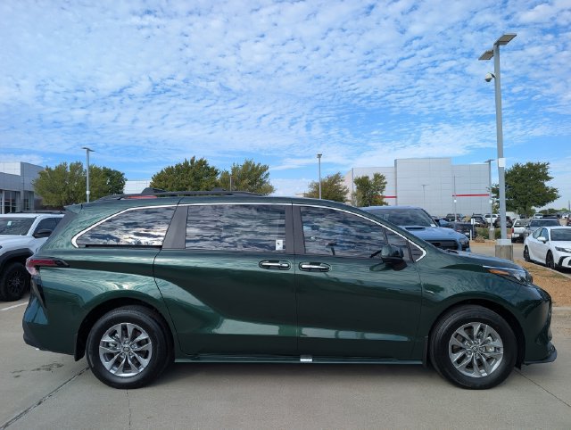 New 2026 Toyota Sienna XLE FWD image 3