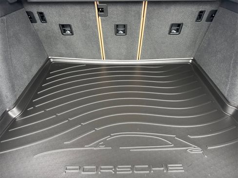 Used 2025 Porsche Macan image 17