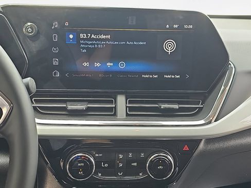 Used 2025 Chevrolet Trax LT w/ LT Convenience Package FWD image 18