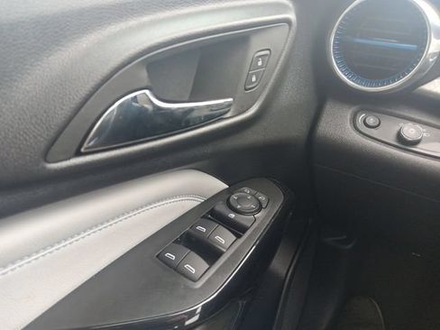 Used 2025 Chevrolet Trax LT w/ LT Convenience Package FWD image 18