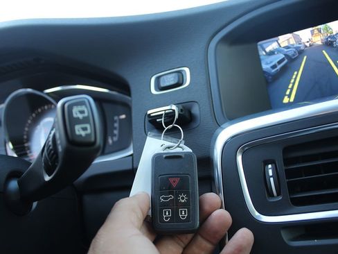 Used 2018 Volvo V60 T5 Cross Country image 29