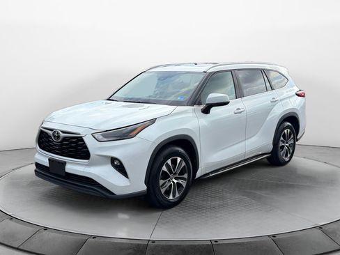 Used 2023 Toyota Highlander XLE FWD image 3