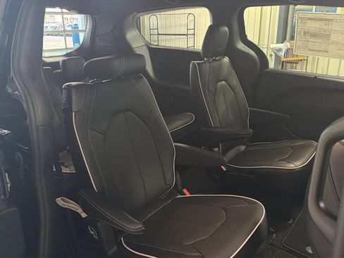 New 2026 Chrysler Pacifica Limited image 14