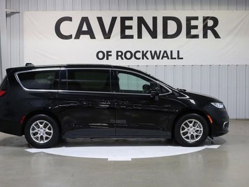 Used 2025 Chrysler Pacifica Select image 6