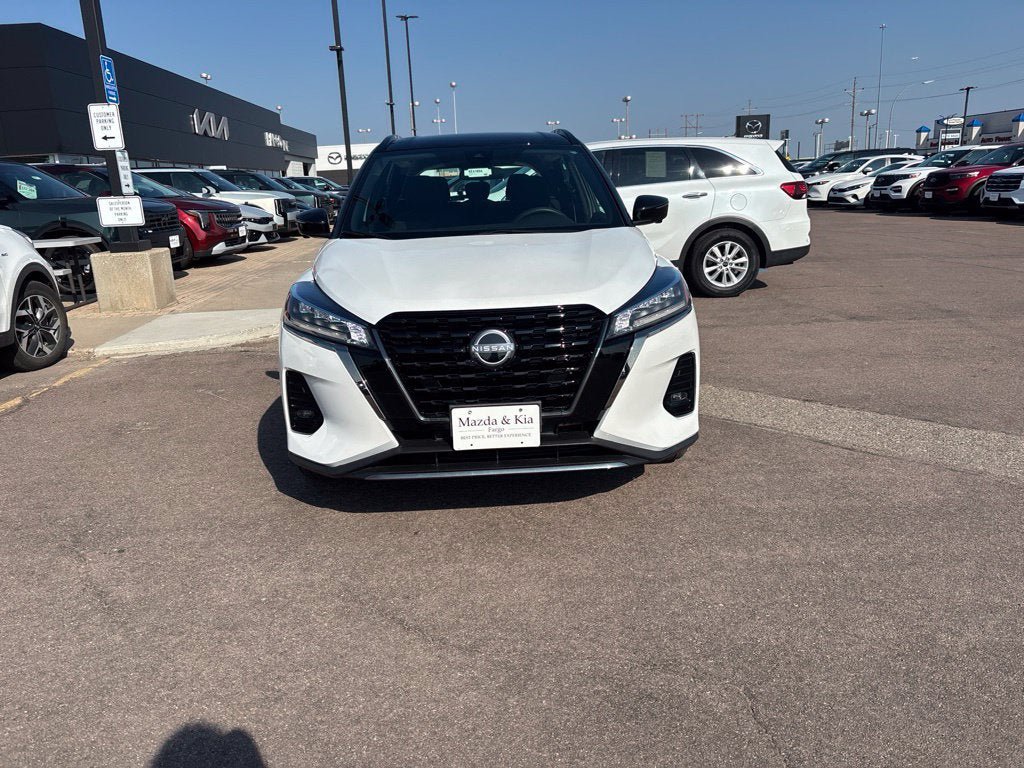 Used 2023 Nissan Kicks SR FWD image 2